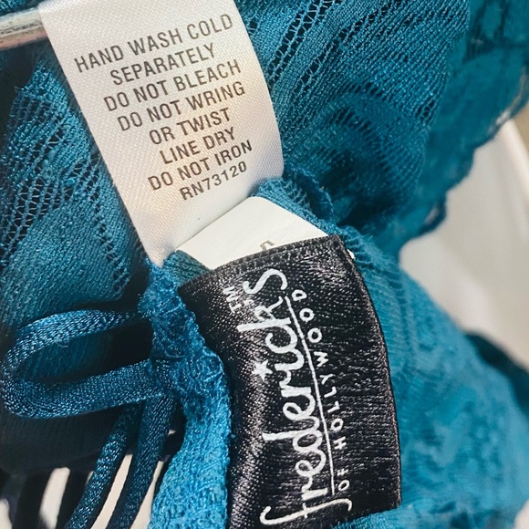 FREDRICK’S OF HOLLYWOOD Medium Scalloped Lace Set - Picture 11 of 12